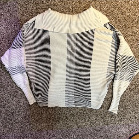 T Tahari Batwing Sweater - Women's Size Small - Picture 2 of 9